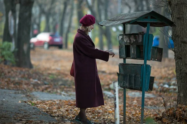 Mujer Toma Una Carta Viejo Buzón Aire Libre Calle Otoño —  Fotos de Stock