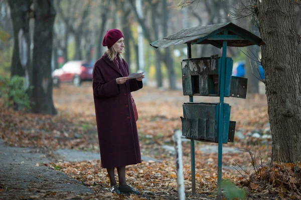 Frau Holt Brief Aus Altem Briefkasten Auf Offener Straße — Stockfoto