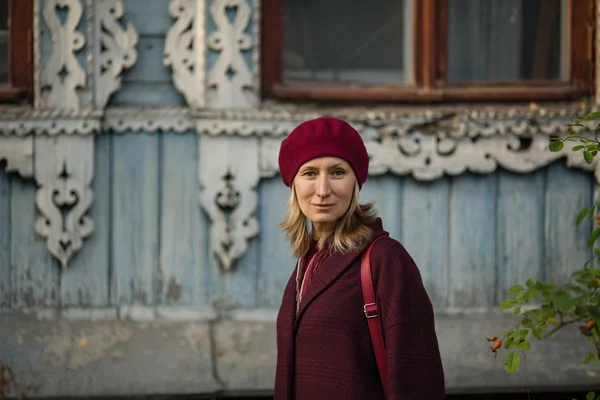 Woman Coat Beret Old Wooden House — Stock Photo, Image