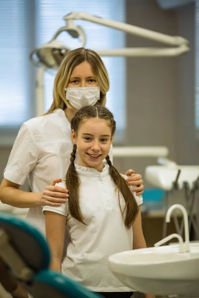 Feliz Niña Paciente Mujer Dentista Juntos Retrato Sala Dental —  Fotos de Stock