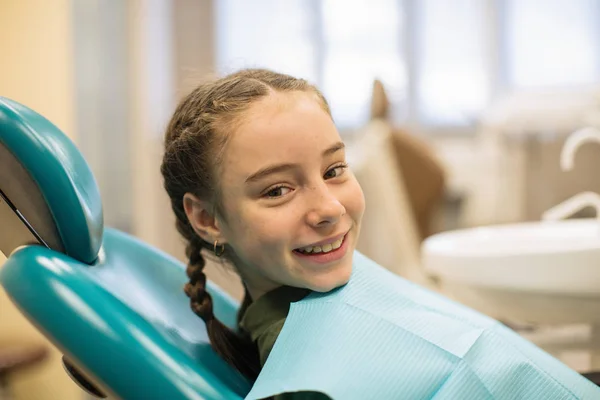 Retrato Menina Paciente Bonito Feliz Sala Dentária Saúde Estomatologia Medicina — Fotografia de Stock