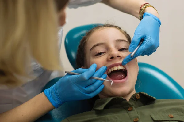 Tandarts Doet Tanden Controle Van Kleine Meisje Stockafbeelding