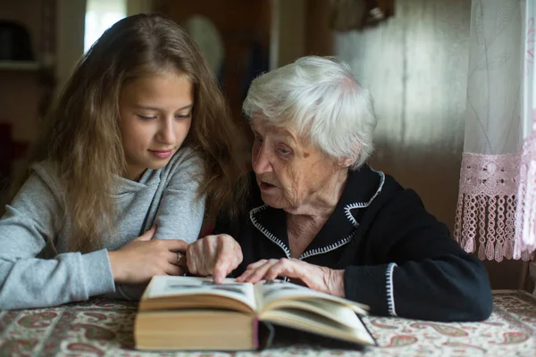 Cute Teen Girl Her Old Great Grandmother Reading Book — Stock Photo, Image