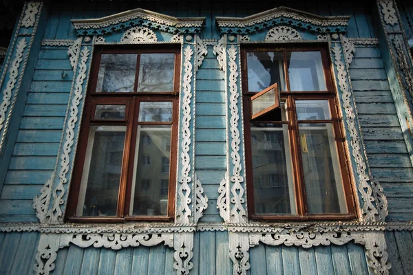 Şehrin Tarihi Bölümündeki Evlerden Birinin Pencereleri — Stok fotoğraf