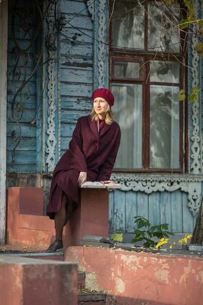 Portrait Femme Manteau Près Une Vieille Maison Bois Automne — Photo