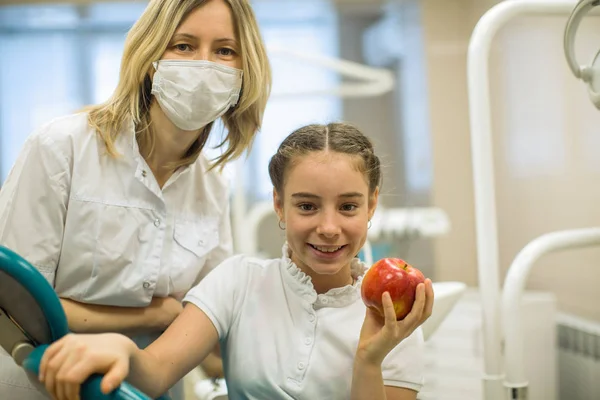 Dentista Hembra Manzana Para Sonreír Chica Adolescente Clínica Dental Moderna — Foto de Stock
