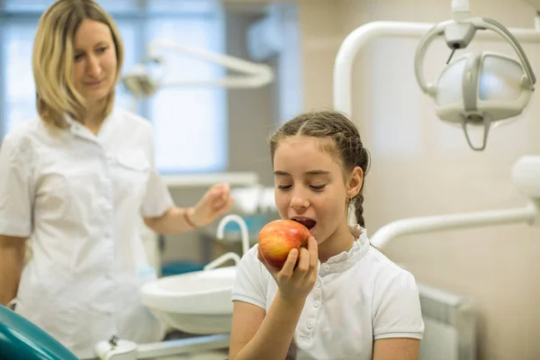 Mujer Dentista Manzana Para Sonreír Chica Adolescente Clínica Dental Moderna — Foto de Stock