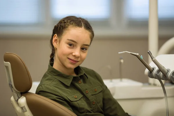 Portrait Une Jolie Fille Dans Cabinet Dentaire Concept Soins Santé — Photo
