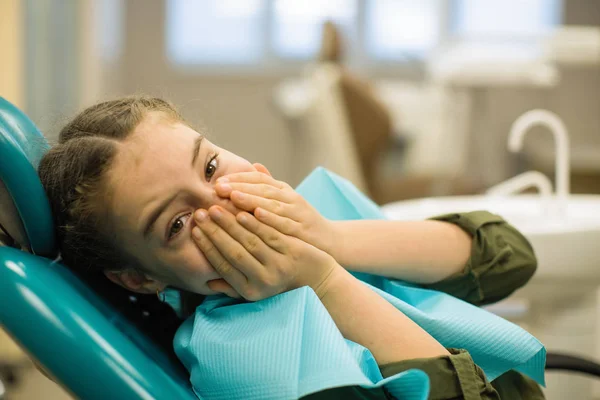 Tiener Meisje Angst Sluit Zijn Mond Met Zijn Handen Zitten — Stockfoto