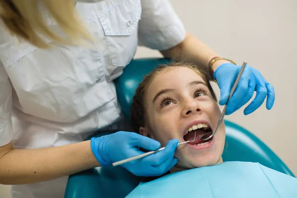 Женщина Дантист Проверяет Зубы Девочки Подростка Стоматологическом Кресле Клинике — стоковое фото