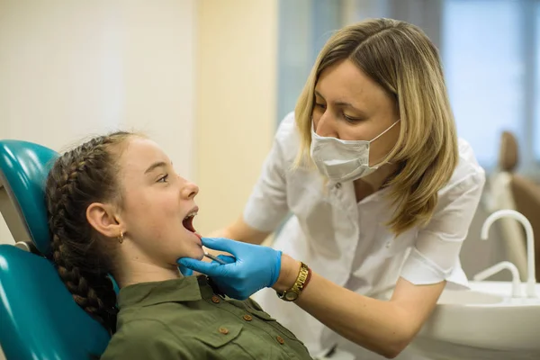 歯医者の女性行います歯医者の椅子の十代の女の子のチェックでザ 医療クリニック — ストック写真