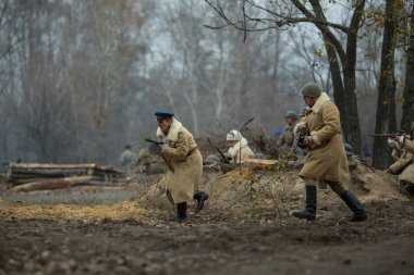 Voronezh, Rusya - 10 Kasım 2019: 1941 'de Wwii' de çarpışmaya adanmış askeri-tarihi yeniden yapılanmanın katılımcıları. Savaşın yeniden inşasında 200 'den fazla oyuncu rol aldı..