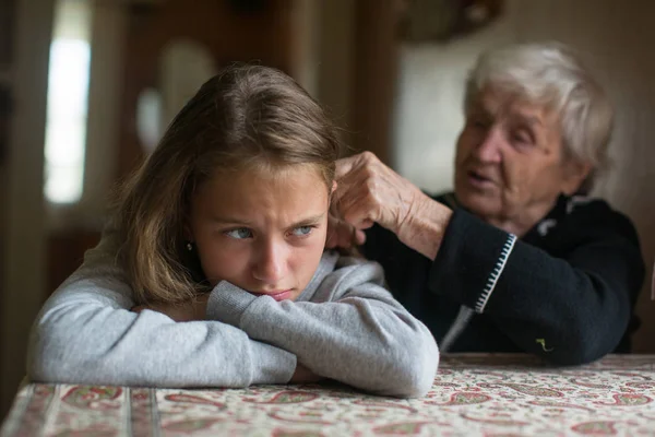 Пожилая Женщина Проводит Время Своей Недовольной Внучкой — стоковое фото