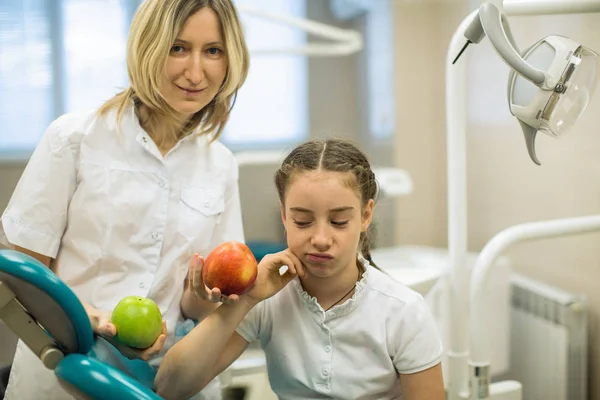 Mulher Dentista Maçã Para Sorrir Adolescente Clínica Odontológica Moderna — Fotografia de Stock