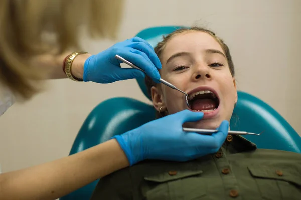 Дантист Проверяет Зубы Маленькой Девочки Медицинской Клинике — стоковое фото