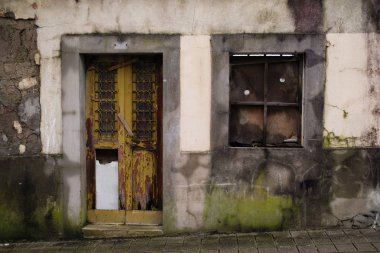 Portekiz 'in Porto şehrindeki küçük bir caddede terk edilmiş bir bina..