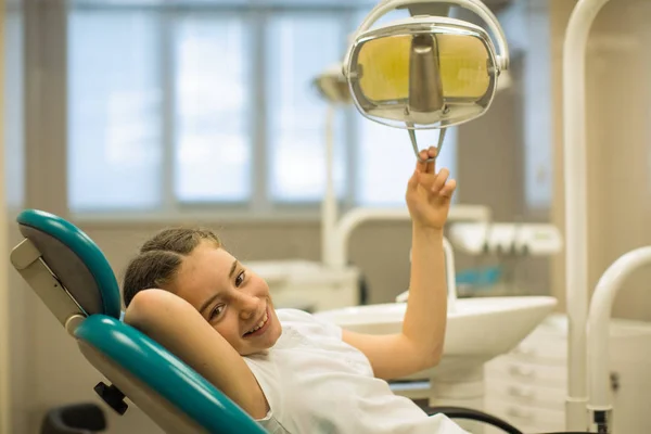 Portrét Šťastné Holčičky Pacientky Sedící Křesle Dentální Místnosti — Stock fotografie