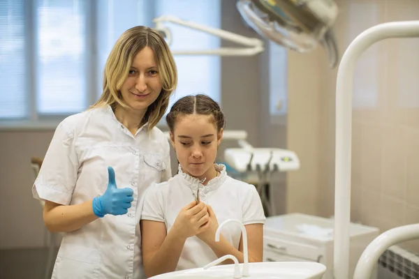 Retrato Niña Paciente Mujer Dentista Sala Dental —  Fotos de Stock