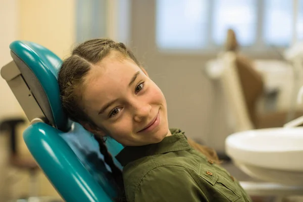 Feliz Chica Linda Paciente Sala Dental Estomatología Medicina —  Fotos de Stock