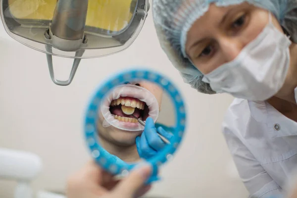 Žena Zubařka Zubní Prohlídce Muž Pacient Zubní Židli Lékařské Klinice — Stock fotografie