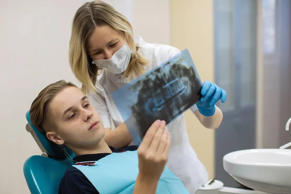 Dentista Mostrando Paciente Radiografía Mandíbula Clínica Médica — Foto de Stock