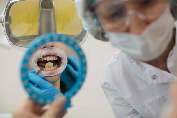 Reflexión Espejo Boca Los Dientes Mujer Dentista Haciendo Chequeo Dientes — Foto de Stock