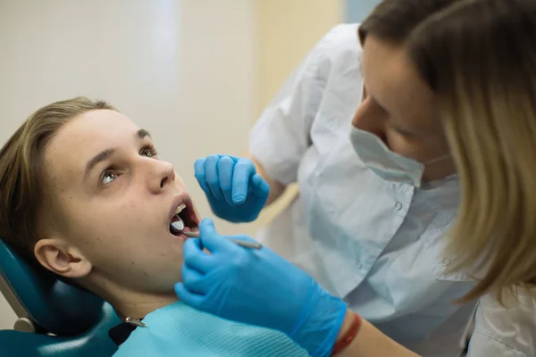 Дантист Проверяет Зубы Парня Стоматологическом Кресле Медицинской Клинике Концепция Стоматологической — стоковое фото