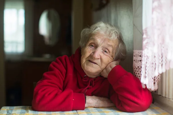 Portrait Vieille Femme Assise Une Table Dans Maison — Photo