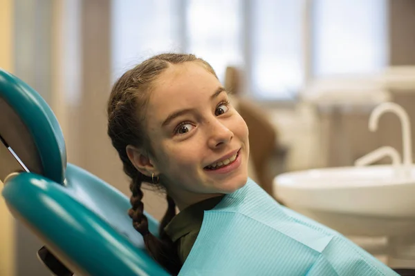 Retrato Uma Menina Insensatamente Posando Sentada Uma Cadeira Escritório Dentista — Fotografia de Stock