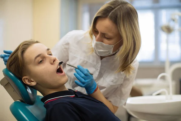 Zubařka Dělá Kontrolu Zubů Chlapa Zubním Křesle Lékařské Klinice — Stock fotografie