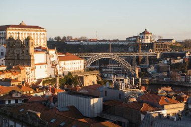 Porto, Portekiz - 5 Aralık 2019: Şehir merkezindeki küçük sokaklardan birinin görüntüsü. Porto genellikle Kuzey 'in başkenti olarak anılır, şehir 2012, 2014 ve 2017 Avrupa En İyi İstikamet ödüllerini kazandı..