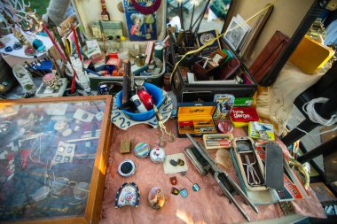 Porto, Portekiz - 7 Aralık 2019: Eski şehirdeki Cumartesi bit pazarı. Porto genellikle Kuzey 'in başkenti olarak anılır, şehir 2012, 2014 ve 2017 Avrupa En İyi İstikamet ödüllerini kazandı..