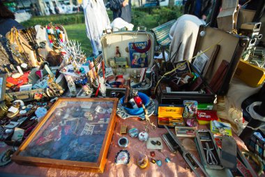 Porto, Portekiz - 7 Aralık 2019: Eski şehirdeki Cumartesi bit pazarı. Porto genellikle Kuzey 'in başkenti olarak anılır, şehir 2012, 2014 ve 2017 Avrupa En İyi İstikamet ödüllerini kazandı..