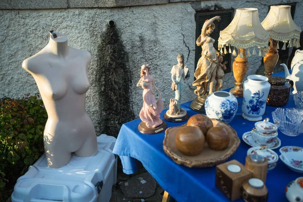 Porto, Portekiz - 7 Aralık 2019: Eski şehirdeki Cumartesi bit pazarı. Porto genellikle Kuzey 'in başkenti olarak anılır, şehir 2012, 2014 ve 2017 Avrupa En İyi İstikamet ödüllerini kazandı..