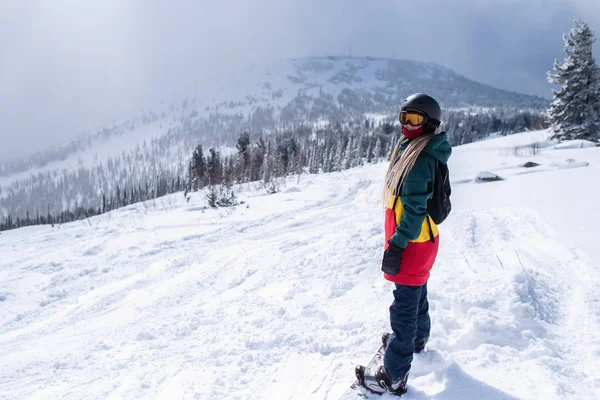 Молодая Женщина Сноубордистка Отправляется Сибирские Горы — стоковое фото