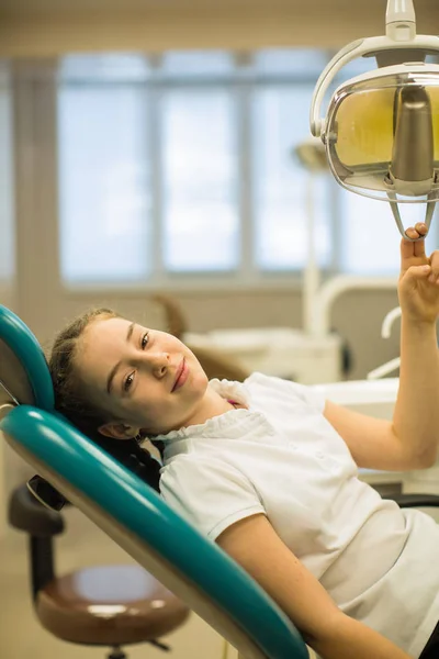 Bonito Menina Feliz Sentada Uma Cadeira Consultório Odontológico Imagens De Bancos De Imagens
