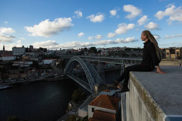 Kobieta Dredami Siedząca Przed Rzeką Douro Mostem Dom Luis Porto — Zdjęcie stockowe