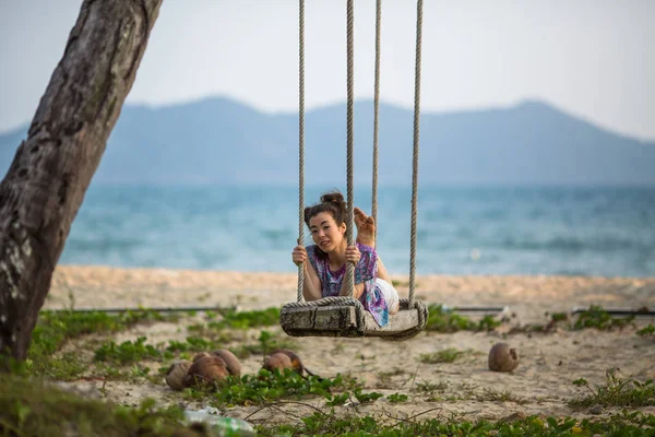 Menina Raça Mista Balançando Balanço Uma Praia Tropical — Fotografia de Stock