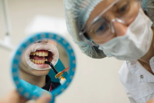 Réflexion Dans Bouche Les Dents Miroir Dentiste Faisant Bilan Dentaire — Photo