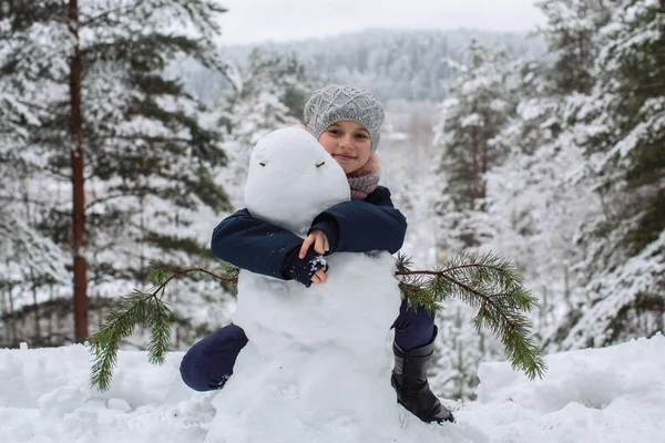 Schattig Grappig Meisje Sneeuwpop Het Snowly Park — Stockfoto