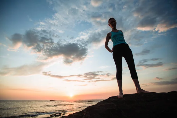 健身瑜伽女孩在海滨看日落 练习和培训 — 图库照片