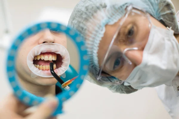 Réflexion Dans Miroir Femme Dentiste Faisant Examen Dentaire Homme Patient — Photo