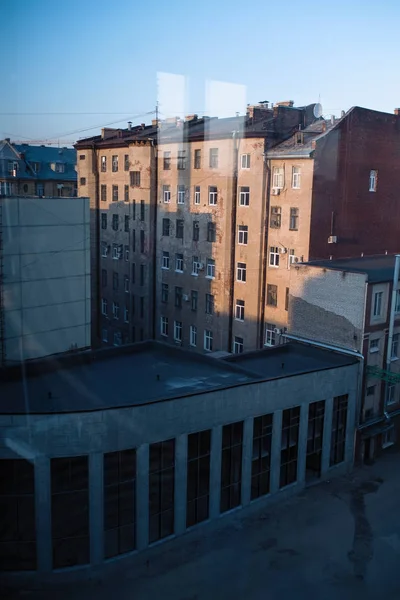 Αντανάκλαση Στο Γυαλί Των Σπιτιών Στην Αγία Πετρούπολη Ρωσία — Φωτογραφία Αρχείου