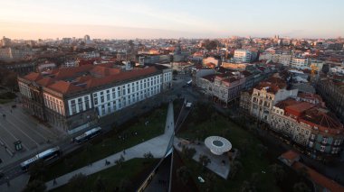 Porto, Portekiz - 17 Şubat 2017: Şehir merkezindeki caddelerden birinin üst görüntüsü. Porto genellikle Kuzey 'in başkenti olarak anılır, şehir 2012, 2014 ve 2017 Avrupa En İyi İstikamet ödüllerini kazandı..