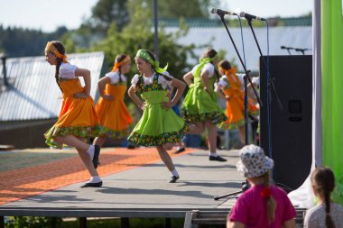 Nikolskiy / Leningrad Reg, Rusya Federasyonu - 16 Haziran 2018: 69 tipi kentsel yerleşim Nikolskiy oluşumu nehir refleks bağlantı Ladoga ve Onega Gölü göl üzerinde yıldönümü adanmış festival olaylar sırasında.