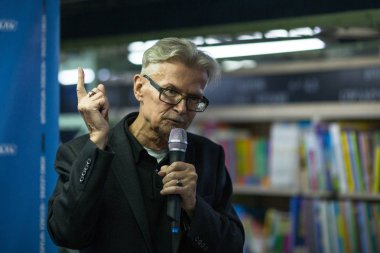 Voronezh, Rusya - 9 Kasım 2019: Eduard Limonov - Yasaklı Ulusal Bolşevik Partisi 'nin Rus milliyetçi yazarı, politikacı, kurucusu ve eski lideri, Amital Kitap Kulübü' nde düzenlenen açık bir toplantıda.