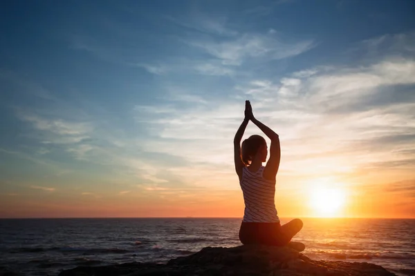 Yoga Silhouet Jonge Vrouw Aan Zeekust Bij Verbazingwekkende Zonsondergang — Stockfoto