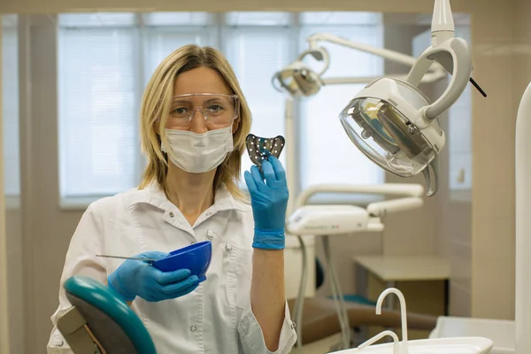 Mulher Dentista Com Ferramentas Sobre Fundo Clínica Médica — Fotografia de Stock