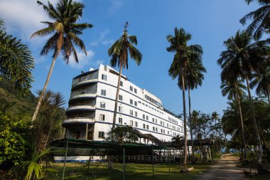 Terk edilmiş bina, Tayland ormanında büyük bir gemi olarak stilize edildi..