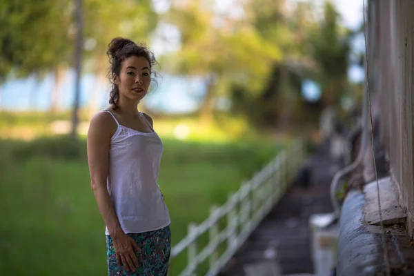 Asiatische Junge Frau Verlassenen Riesenschiff Dschungel Von Thailand Posiert Für — Stockfoto